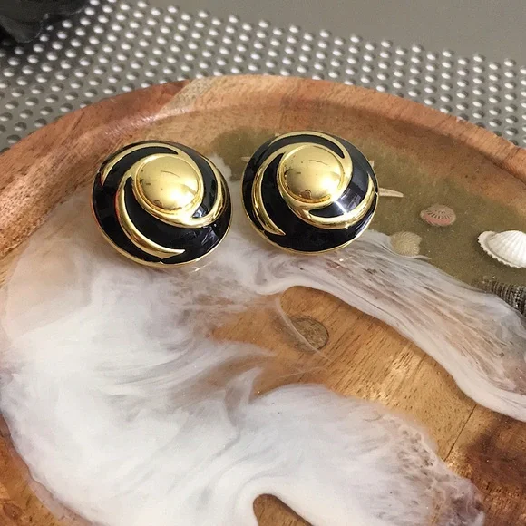 🖤St.John Vtg gold & black enamel clip earrings